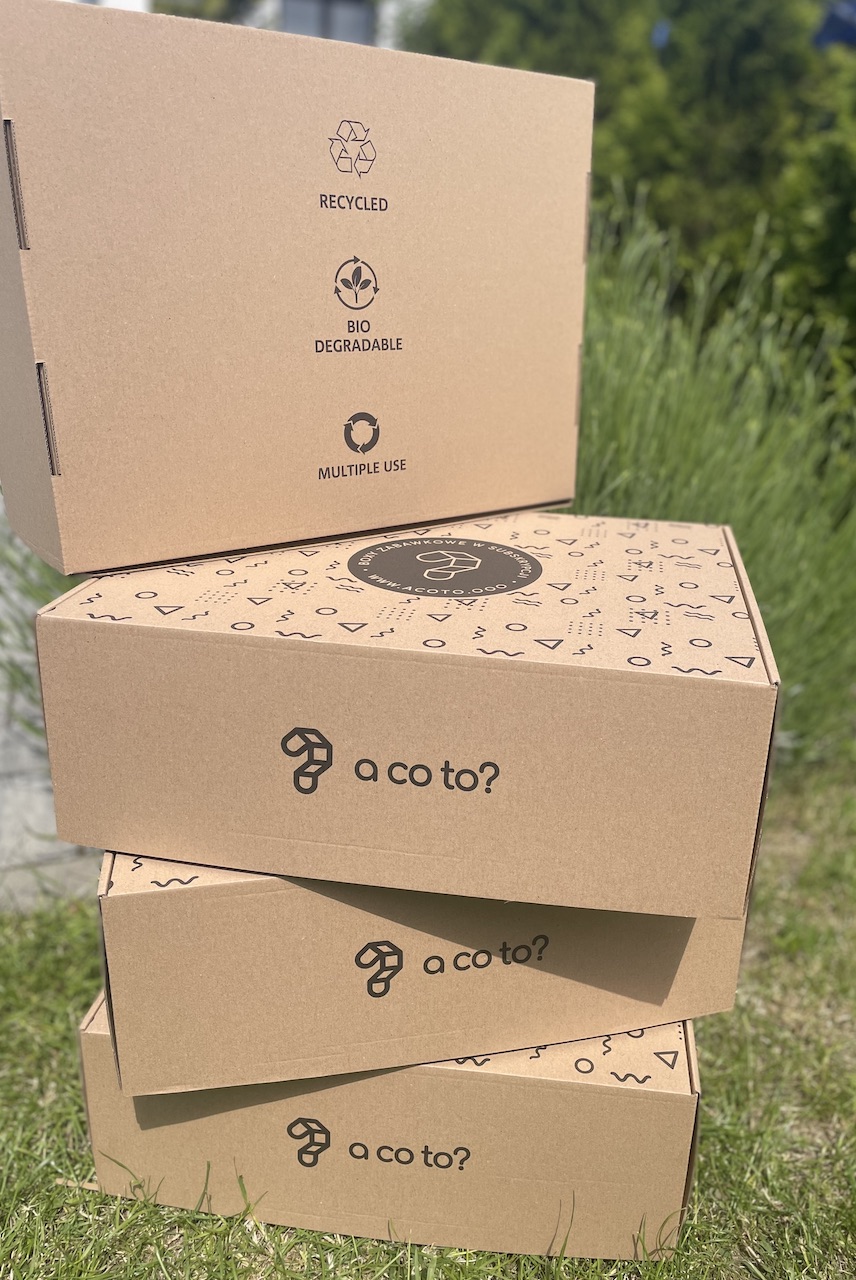 Zdjęcie ekologicznych pudełek używanych do pakowania zestawów A Co To